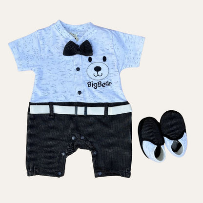 The Baby Boy's Big Bear 2-Piece Set with Booties from Alaya Junior features a short-sleeved white top adorned with a black bow tie and a charming "BigBear" bear face print, paired with black and white striped pants equipped with suspenders. The set is completed with matching black and white soft shoes, making it the ideal baby clothing in Pakistan.